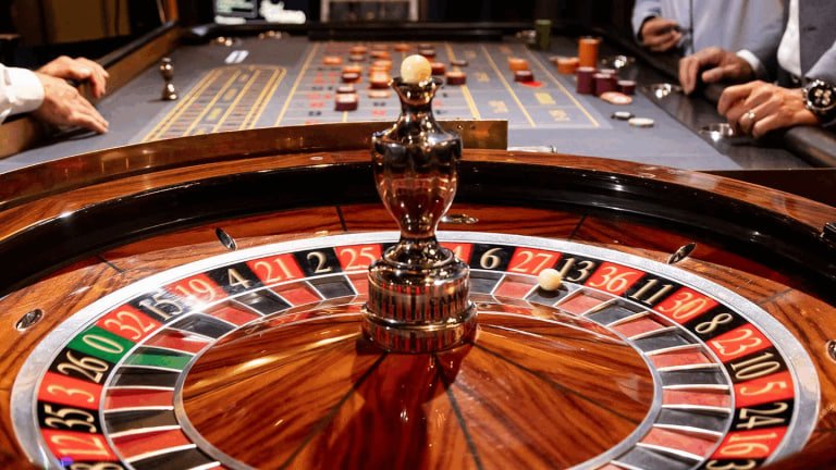 Antarmuka meja Texas Poker jutawanbet dengan pemain multi-pemain dan informasi pot real-time